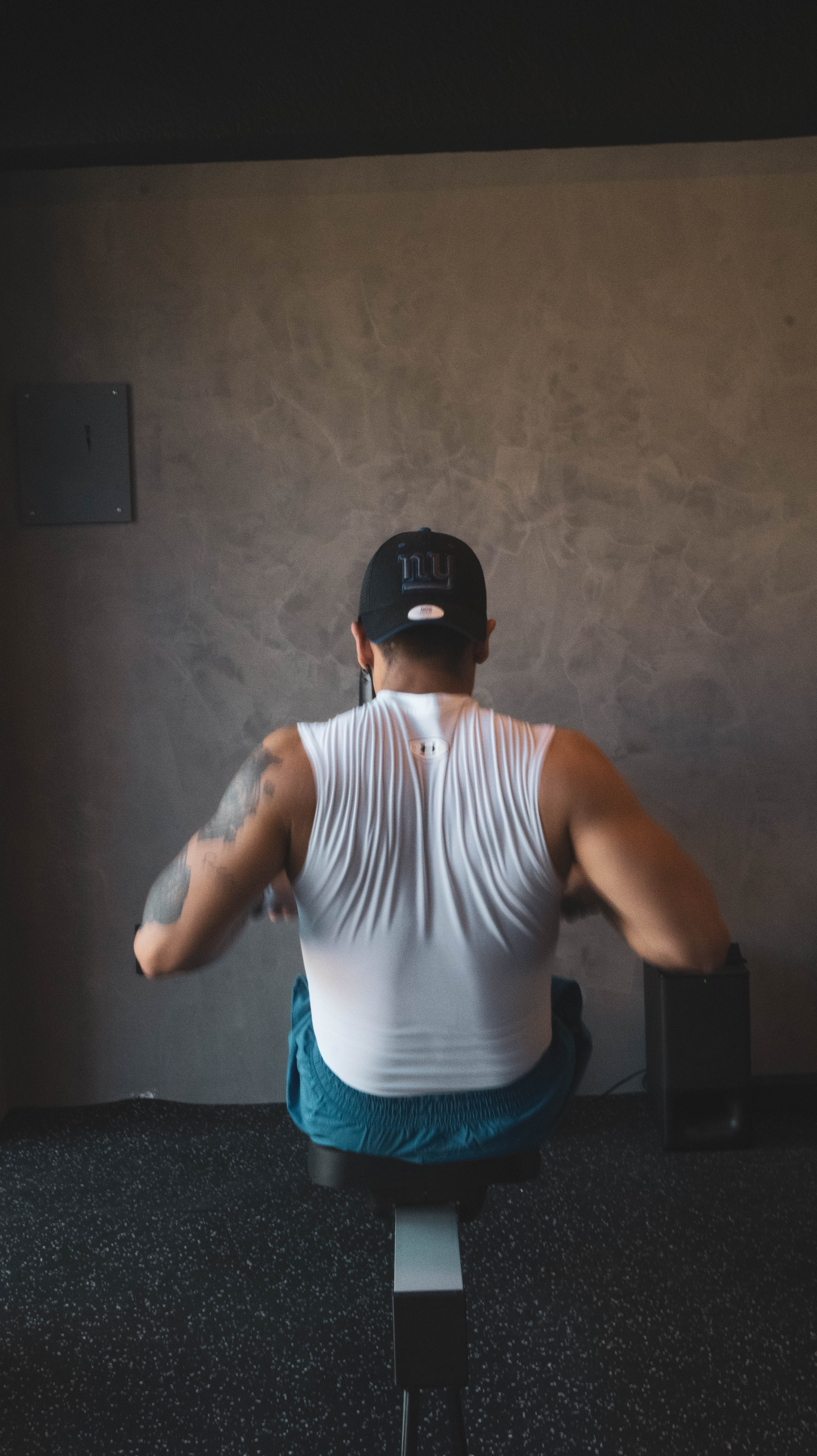 Máquina de remo en zona de cardio